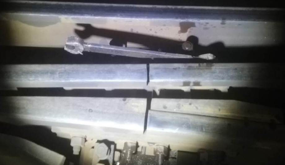 Biztonsági tájékoztató: szabályozási munkák után váltóban maradt heveder-villáskulcsnak ütközött egy bejáró mozdony pályakotrója